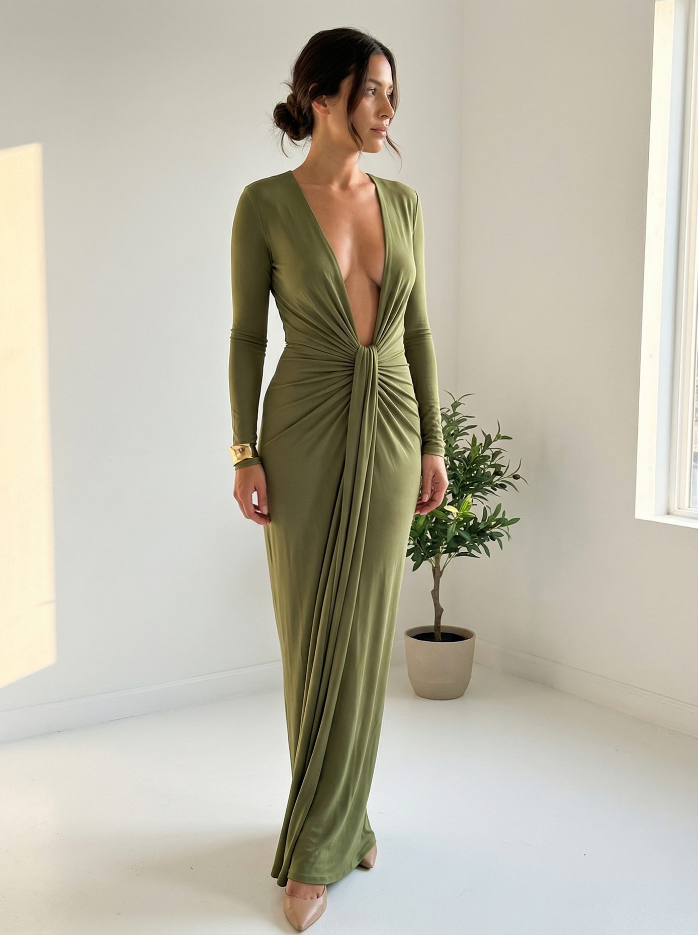 The Valenza| Vestido Largo Verde con Escote en V y Nudo Drapeado